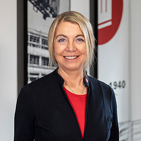 Simone Wohlwender steht in Geschäftsräumen von Wohlwender Baugeschäft
