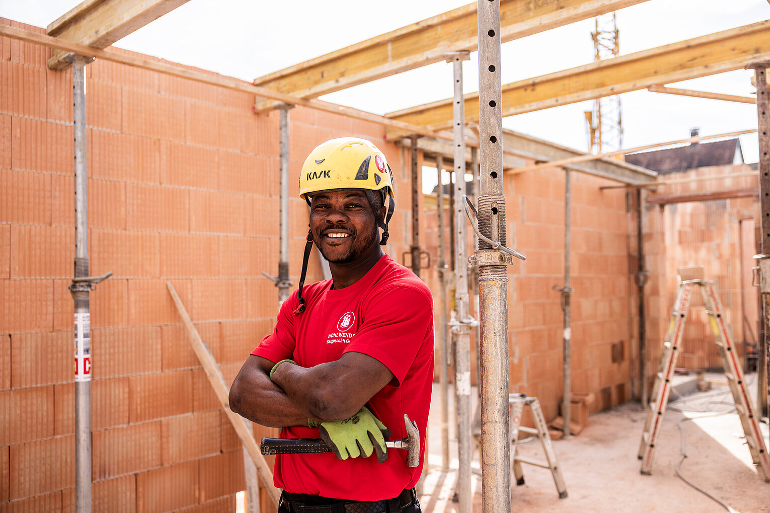 Ein Mitarbeiter von Wohlwender ist auf einer Baustelle in Arbeitskleidung 