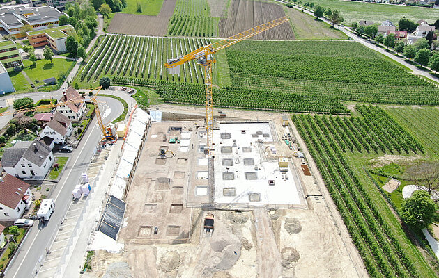 Eine Drohnenaufnahme einer Baustelle im grünen von Wohlwender